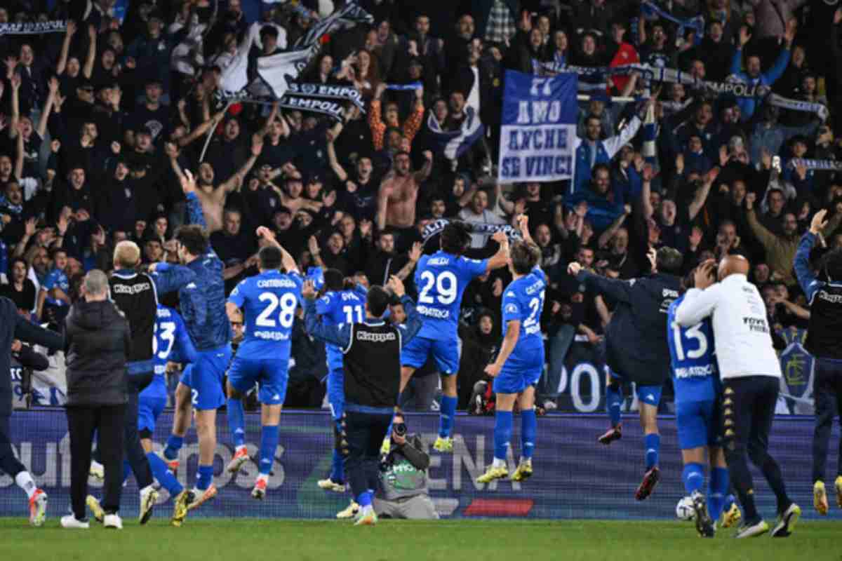 L'Empoli festeggia la vittoria sul Napoli