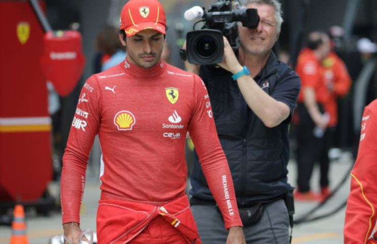 Sainz teso ai box Ferrari