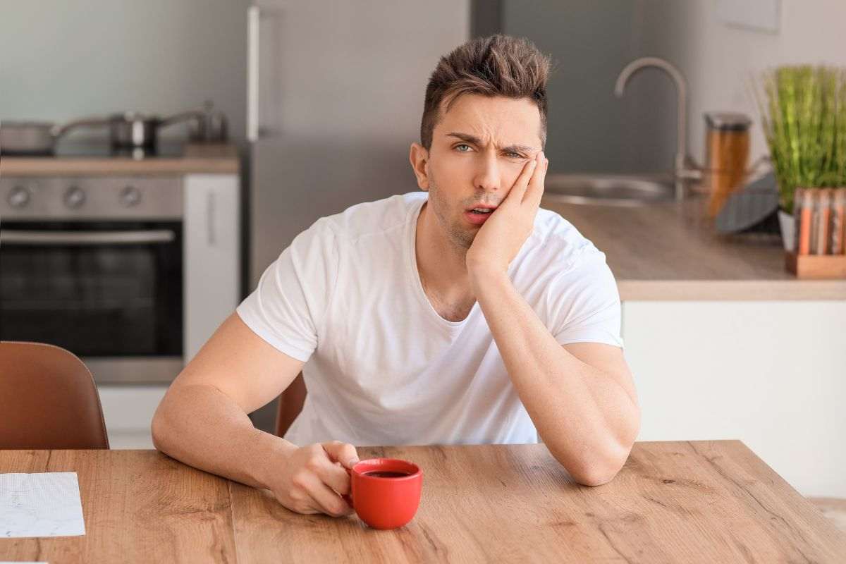 Ragazzo consuma tazza caffè